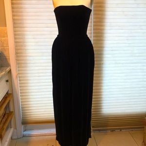 CLASSIC black velvet vintage gown size 8/6 (Louis Feraud). European made.